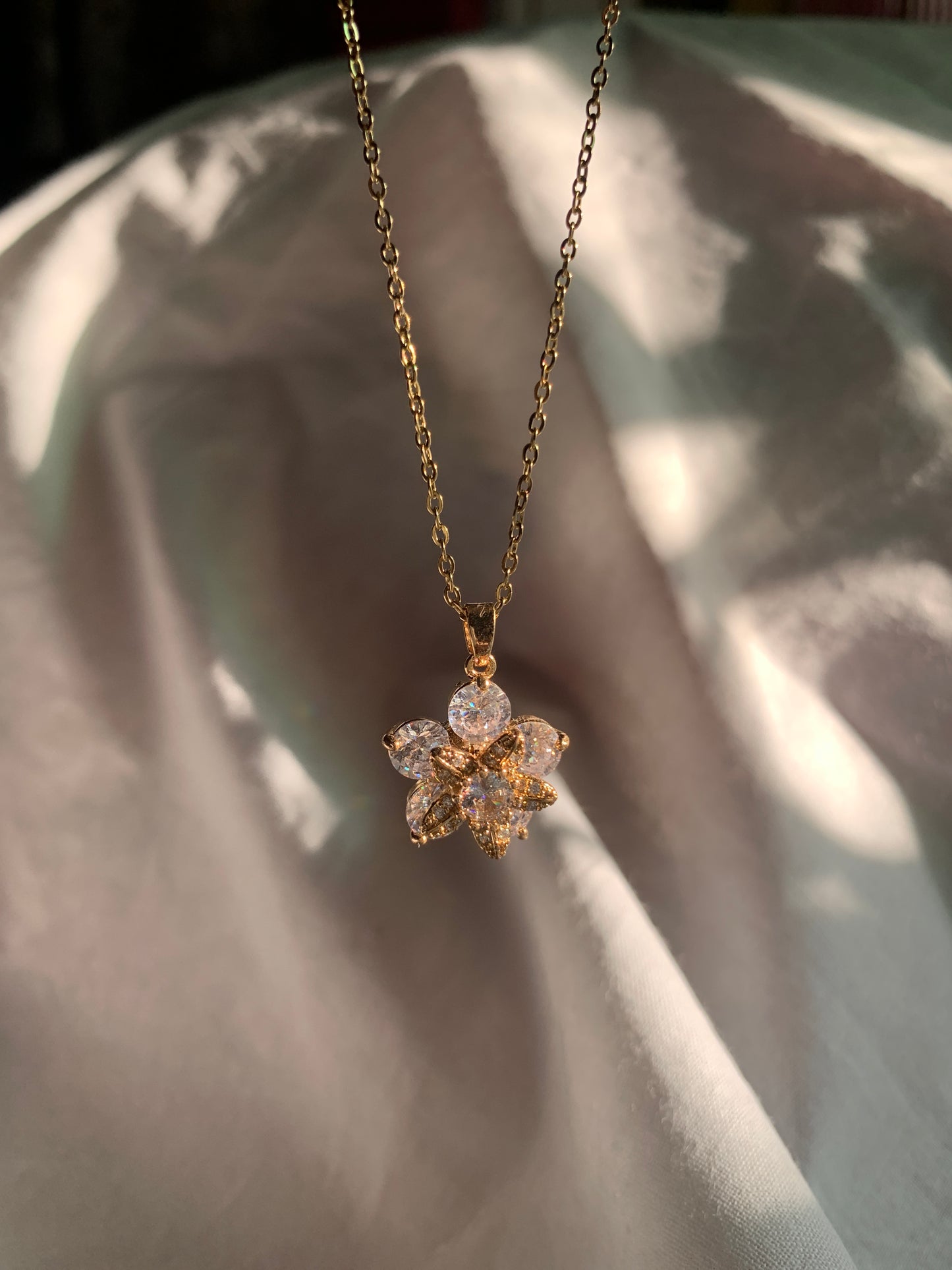 Spinning necklace