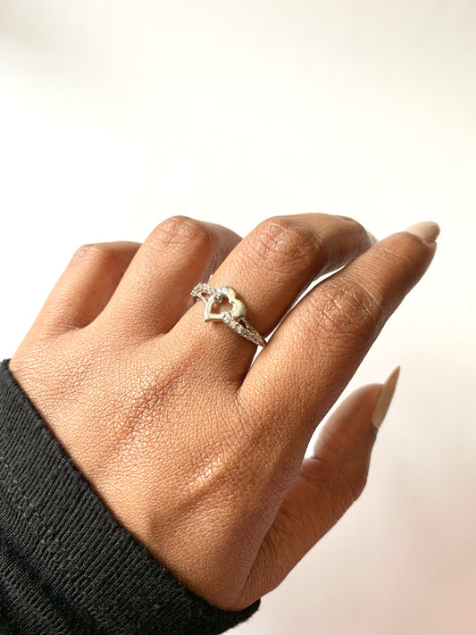 Minimal heart ring