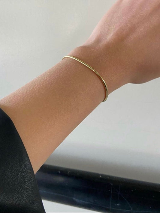 Slender chain bracelet